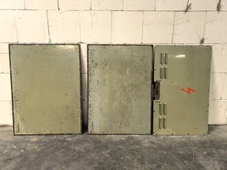 100 Watt Sender für ortsfesten Einbau mit Drehstromanschluß. Originallack, Funktion nicht geprüft. Die Gehäuseschrauben fehlen. VERSAND NUR PER SPEDITION