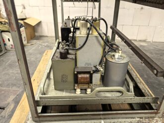 100 Watt Sender für ortsfesten Einbau mit Drehstromanschluß. Originallack, Funktion nicht geprüft. Die Gehäuseschrauben fehlen. VERSAND NUR PER SPEDITION