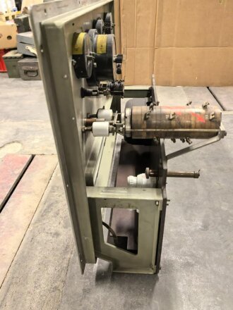 100 Watt Sender für ortsfesten Einbau mit Drehstromanschluß. Originallack, Funktion nicht geprüft. Die Gehäuseschrauben fehlen. VERSAND NUR PER SPEDITION