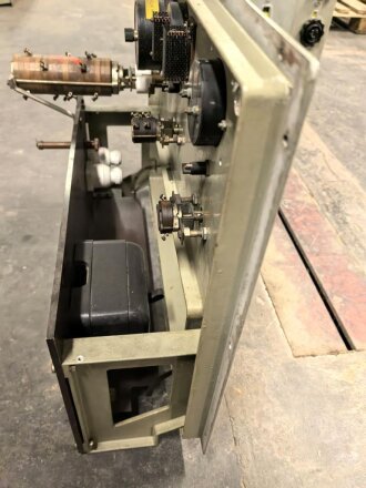 100 Watt Sender für ortsfesten Einbau mit Drehstromanschluß. Originallack, Funktion nicht geprüft. Die Gehäuseschrauben fehlen. VERSAND NUR PER SPEDITION