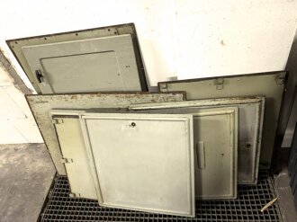 100 Watt Sender für ortsfesten Einbau mit Drehstromanschluß. Originallack, Funktion nicht geprüft. Die Gehäuseschrauben fehlen. VERSAND NUR PER SPEDITION