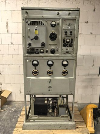 100 Watt Sender für ortsfesten Einbau mit Drehstromanschluß. Originallack, Funktion nicht geprüft. Die Gehäuseschrauben fehlen. VERSAND NUR PER SPEDITION