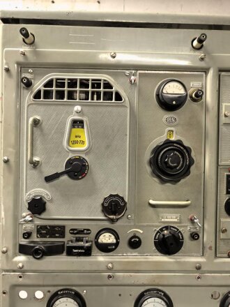 100 Watt Sender für ortsfesten Einbau mit Drehstromanschluß. Originallack, Funktion nicht geprüft. Die Gehäuseschrauben fehlen. VERSAND NUR PER SPEDITION