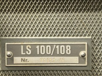 100 Watt Sender für ortsfesten Einbau mit Drehstromanschluß. Originallack, Funktion nicht geprüft. Die Gehäuseschrauben fehlen. VERSAND NUR PER SPEDITION