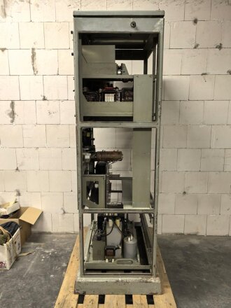 100 Watt Sender für ortsfesten Einbau mit Drehstromanschluß. Originallack, Funktion nicht geprüft. Die Gehäuseschrauben fehlen. VERSAND NUR PER SPEDITION