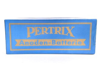 "PERTRIX" Anodenbatterie, einfache Atrappe aus Pappe, in der richtigen Größe