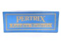 "PERTRIX" Anodenbatterie, einfache Atrappe aus Pappe, in der richtigen Größe