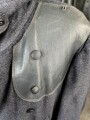 Luftwaffe, schwerer, gefütterter  Wintermantel für Mannschaften. Kammerstück in gutem Zustand. Interessante Variante mit aufgesetztem Leder