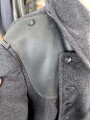 Luftwaffe, schwerer, gefütterter  Wintermantel für Mannschaften. Kammerstück in gutem Zustand. Interessante Variante mit aufgesetztem Leder