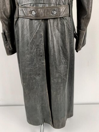 Ledermantel für Offiziere des Heeres. Stark getragenes Stück, ungereinigt, Leder weich