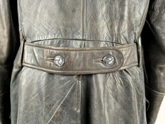 Ledermantel für Offiziere des Heeres. Stark getragenes Stück, ungereinigt, Leder weich