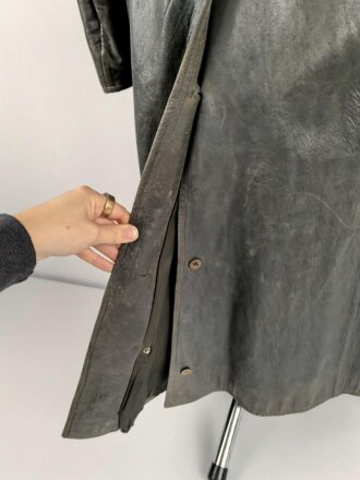 Ledermantel für Offiziere des Heeres. Stark getragenes Stück, ungereinigt, Leder weich