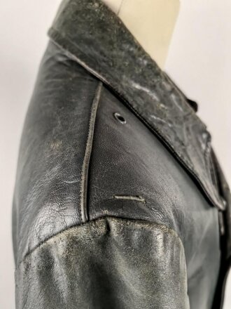 Ledermantel für Offiziere des Heeres. Stark getragenes Stück, ungereinigt, Leder weich