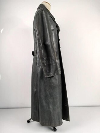 Ledermantel für Offiziere des Heeres. Stark getragenes Stück, ungereinigt, Leder weich