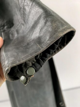 Ledermantel für Offiziere des Heeres. Stark getragenes Stück, ungereinigt, Leder weich