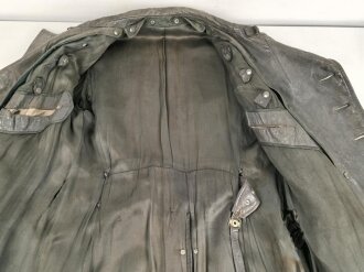 Ledermantel für Offiziere des Heeres. Stark getragenes Stück, ungereinigt, Leder weich