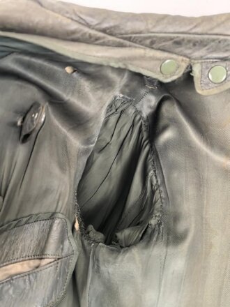 Ledermantel für Offiziere des Heeres. Stark getragenes Stück, ungereinigt, Leder weich