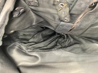 Ledermantel für Offiziere des Heeres. Stark getragenes Stück, ungereinigt, Leder weich