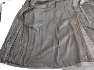 Ledermantel für Offiziere des Heeres. Stark getragenes Stück, ungereinigt, Leder weich