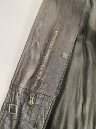 Ledermantel für Offiziere des Heeres. Stark getragenes Stück, ungereinigt, Leder weich