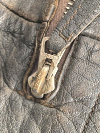 Ledermantel für Offiziere des Heeres. Stark getragenes Stück, ungereinigt, Leder weich