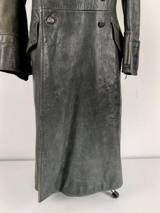 Ledermantel für Offiziere des Heeres. Stark getragenes Stück, ungereinigt, Leder weich