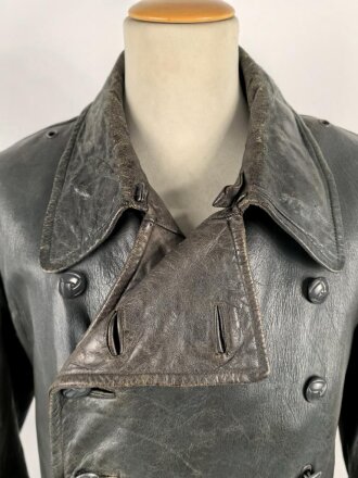 Ledermantel für Offiziere des Heeres. Stark getragenes Stück, ungereinigt, Leder weich