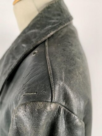 Ledermantel für Offiziere des Heeres. Stark getragenes Stück, ungereinigt, Leder weich