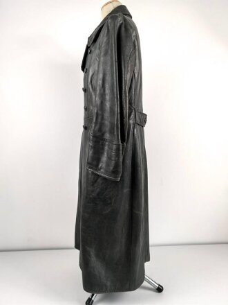 Ledermantel für Offiziere des Heeres. Stark getragenes Stück, ungereinigt, Leder weich