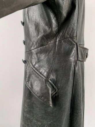 Ledermantel für Offiziere des Heeres. Stark getragenes Stück, ungereinigt, Leder weich