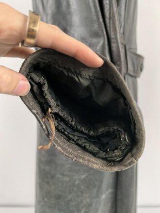 Ledermantel für Offiziere des Heeres. Stark getragenes Stück, ungereinigt, Leder weich