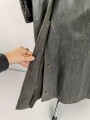Ledermantel für Offiziere des Heeres. Stark getragenes Stück, ungereinigt, Leder weich