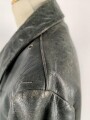 Ledermantel für Offiziere des Heeres. Stark getragenes Stück, ungereinigt, Leder weich