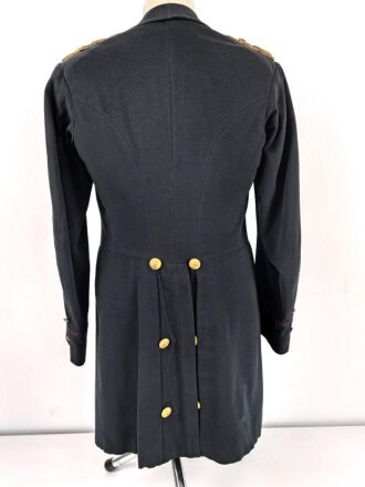 k.u.k. Österreich, schwarzer Rock mit violetten Ärmelbiesen und gewaltigen Schulterstücken. Guter Gesamtzustand