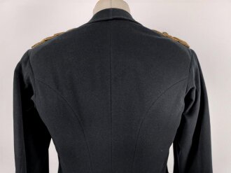 k.u.k. Österreich, schwarzer Rock mit violetten Ärmelbiesen und gewaltigen Schulterstücken. Guter Gesamtzustand