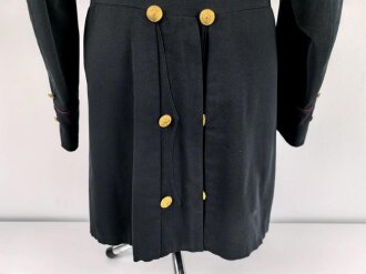 k.u.k. Österreich, schwarzer Rock mit violetten Ärmelbiesen und gewaltigen Schulterstücken. Guter Gesamtzustand