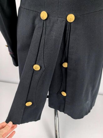 k.u.k. Österreich, schwarzer Rock mit violetten Ärmelbiesen und gewaltigen Schulterstücken. Guter Gesamtzustand