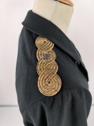 k.u.k. Österreich, schwarzer Rock mit violetten Ärmelbiesen und gewaltigen Schulterstücken. Guter Gesamtzustand