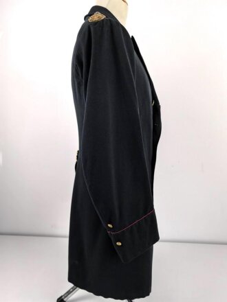 k.u.k. Österreich, schwarzer Rock mit violetten Ärmelbiesen und gewaltigen Schulterstücken. Guter Gesamtzustand