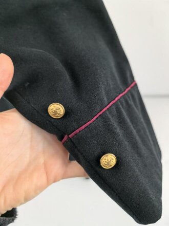 k.u.k. Österreich, schwarzer Rock mit violetten Ärmelbiesen und gewaltigen Schulterstücken. Guter Gesamtzustand