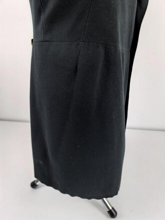 k.u.k. Österreich, schwarzer Rock mit violetten Ärmelbiesen und gewaltigen Schulterstücken. Guter Gesamtzustand