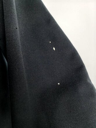 k.u.k. Österreich, schwarzer Rock mit violetten Ärmelbiesen und gewaltigen Schulterstücken. Guter Gesamtzustand