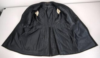 k.u.k. Österreich, schwarzer Rock mit violetten Ärmelbiesen und gewaltigen Schulterstücken. Guter Gesamtzustand