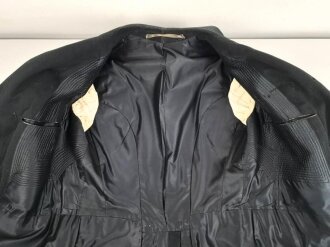 k.u.k. Österreich, schwarzer Rock mit violetten Ärmelbiesen und gewaltigen Schulterstücken. Guter Gesamtzustand