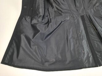 k.u.k. Österreich, schwarzer Rock mit violetten Ärmelbiesen und gewaltigen Schulterstücken. Guter Gesamtzustand