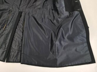 k.u.k. Österreich, schwarzer Rock mit violetten Ärmelbiesen und gewaltigen Schulterstücken. Guter Gesamtzustand