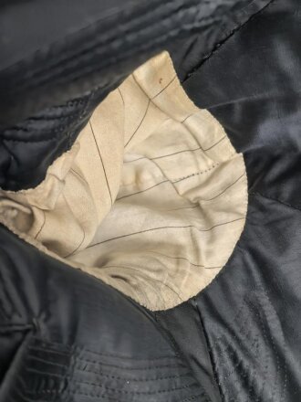 k.u.k. Österreich, schwarzer Rock mit violetten Ärmelbiesen und gewaltigen Schulterstücken. Guter Gesamtzustand