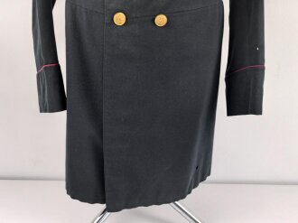 k.u.k. Österreich, schwarzer Rock mit violetten Ärmelbiesen und gewaltigen Schulterstücken. Guter Gesamtzustand