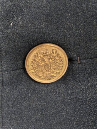 k.u.k. Österreich, schwarzer Rock mit violetten Ärmelbiesen und gewaltigen Schulterstücken. Guter Gesamtzustand