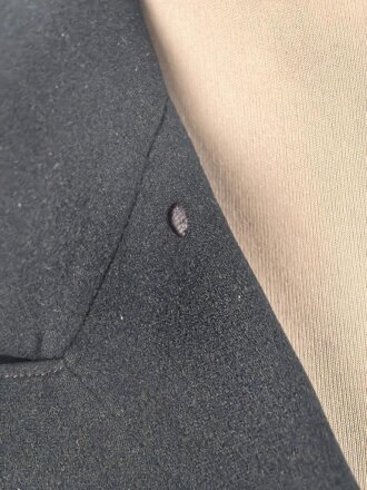 k.u.k. Österreich, schwarzer Rock mit violetten Ärmelbiesen und gewaltigen Schulterstücken. Guter Gesamtzustand